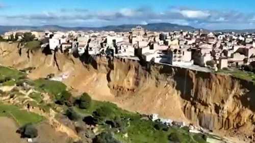 Cidade na Itália fica à beira do precipício após deslizamento de terra