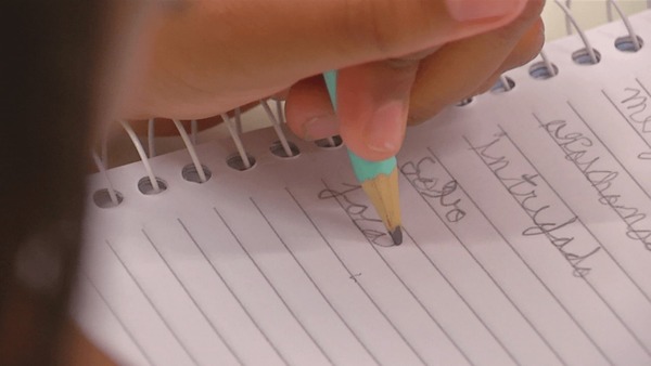 Escrita à mão perde espaço para telas e afeta desenvolvimento cognitivo
