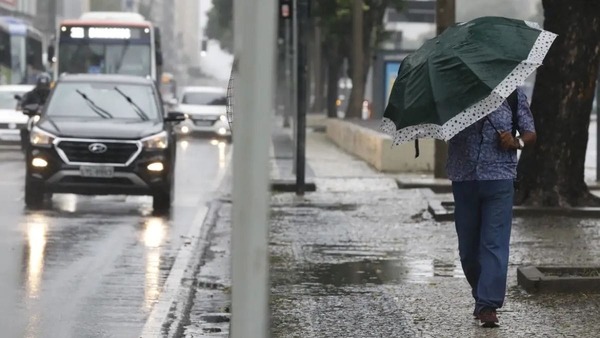 Ciclone na costa de SP e frente fria levam temporais para o Sul e Sudeste