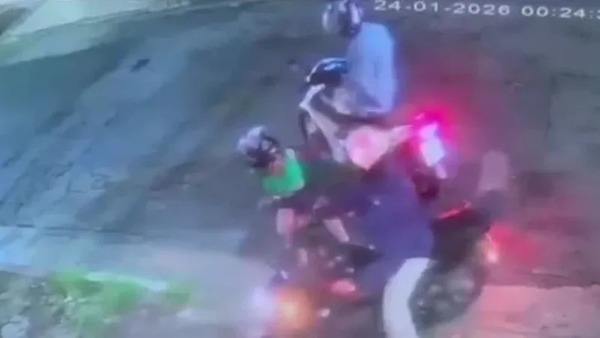 Mulher é assaltada na porta de casa e obrigada a gravar senha por áudio