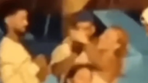 Zé Felipe se irrita e joga celular de influenciadora longe ao ser filmado