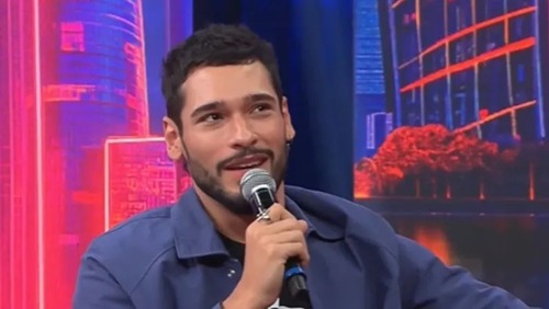 Bruno Fagundes desabafa sobre desafios de ser um ator gay: "Assustador"