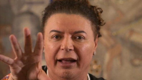 David Brazil perde peruca em ensaio da Grande Rio na chuva; veja vídeo