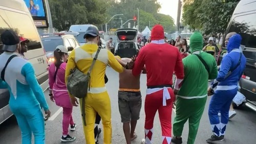 PMs fantasiados de "Power Rangers" prendem criminosos em bloco de Carnaval