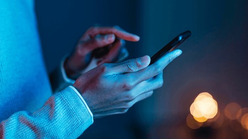 Universidades começam a restringir uso de celulares e surpreendem alunos