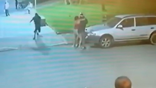 Vídeo: Mãe luta contra atirador para proteger os filhos em Goiânia