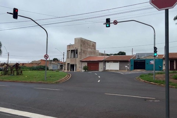 Novo semáforo começa a funcionar no Jardim Cristo Redentor