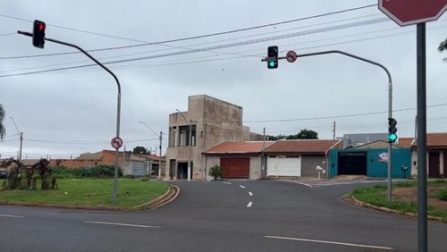 Novo semáforo começa a funcionar no Jardim Cristo Redentor