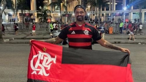 Condenado por homicídio, ex-goleiro Bruno assiste a jogo do Flamengo no RJ
