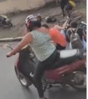 Motociclista cai ao parar para observar acidente em Minas Gerais