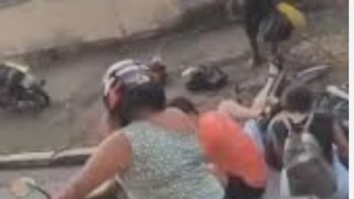 Motociclista cai ao parar para observar acidente em Minas Gerais