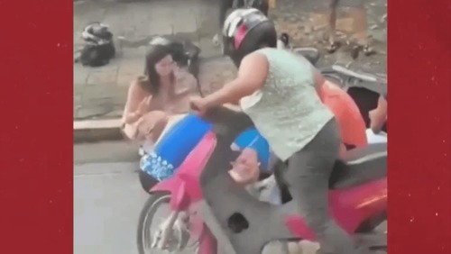 Motoqueira curiosa que tombou em cima de acidentado passa bem