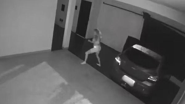 Carro anda sozinho, derruba portão e assusta moradora