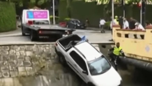 Motorista cai em canal e impressiona por calma: "Eu ri, tem coisa pior"