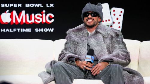 Final do futebol americano vira festa multicultural pró-imigrantes