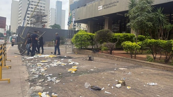 Vídeo mostra limpeza de escola após caos em bloco de Calvin Harris