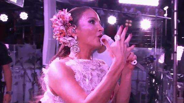 Claudia Leitte dá sermão em homem que fez gestos obcenos do camarote