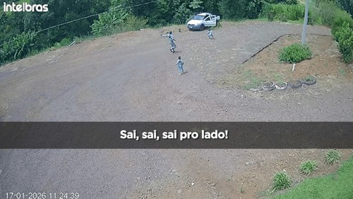 Crianças soltam freio de mão e saltam de carro antes de queda em ribanceira