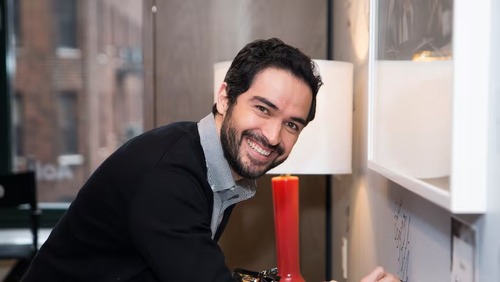 Alfonso Herrera defende Bad Bunny no Super Bowl: 'Eu cantava pior'