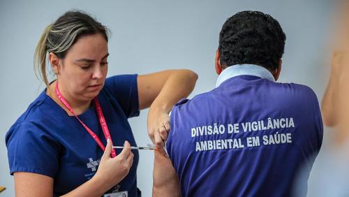 Vacinação contra a dengue começa para profissionais da saúde em Ribeirão Preto