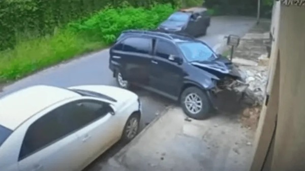 Adolescentes roubam carro e fogem da Polícia em alta velocidade em GO