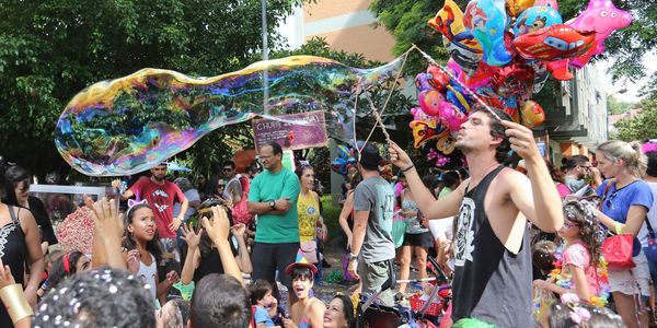 Carnaval: pais não devem postar imagens de crianças, diz pesquisador