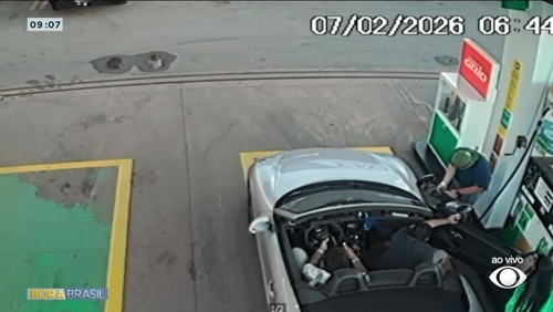 Vídeo: Dupla em carro de luxo espalha gasolina e abre extintor em posto