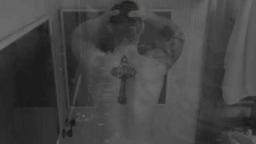 Jonas Sulzbach cumpre promessa e toma banho 'natural' no 'BBB'