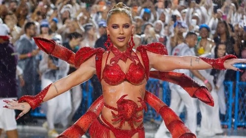 Virginia afasta rumores de gravidez: 'Um mês que não vejo meu namorado'