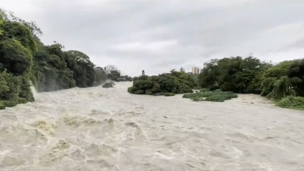 Após temporais, rio transborda e atinge 5,5 metros no interior de SP