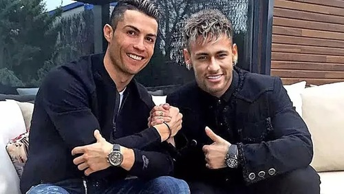 Neymar ou Cristiano Ronaldo: qual jogador milionário ostenta mais?