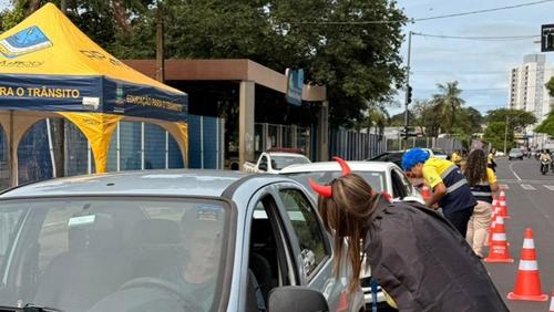 PM, GCM e RP Mobi abordam 198 pessoas em blitz para trânsito seguro no Carnaval