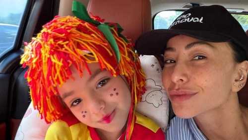 Perto de desfilar no Carnaval, Sabrina Sato leva filha para folia de Emília