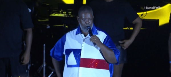 Vestido com "bandeira", Péricles explica por que é "oficialmente baiano"