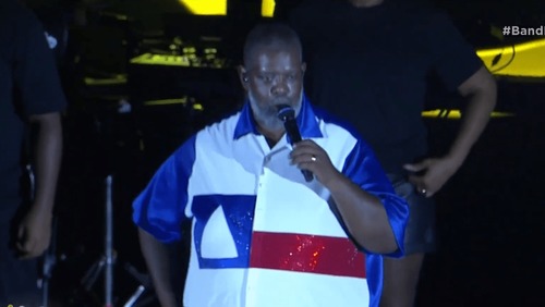 Vestido com "bandeira", Péricles explica por que é "oficialmente baiano"