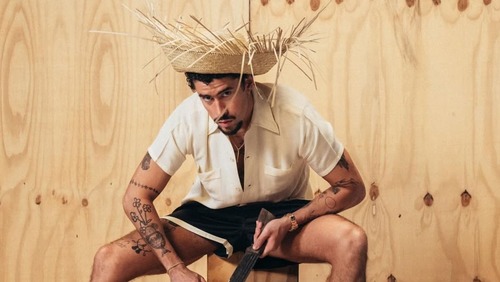 Bad Bunny e outros famosos chegam ao Brasil para curtir Carnaval