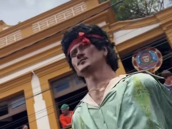 Bruno Mars ganha boneco em bloco no Carnaval de Olinda; veja imagem