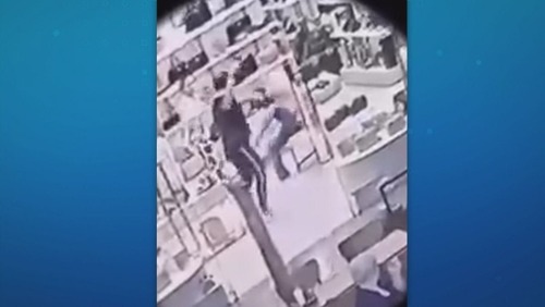 Vídeo: homem é preso após agredir mulheres muçulmanas em shopping do PR