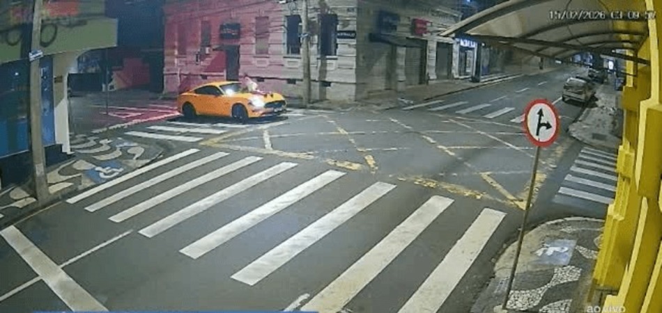 GCM de Ponta Grossa, no Paraná, flagra motorista com mulher sobre capô e faz prisão