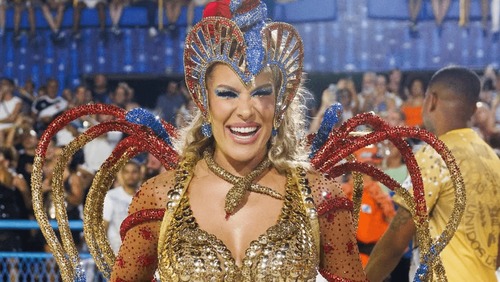 Lore Improta brilha na Sapucaí grávida e revela: "Neném chutou tudo"