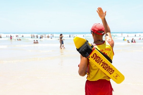 Bombeiros salvam quase 350 vítimas de afogamento durante o Carnaval no litoral paulista