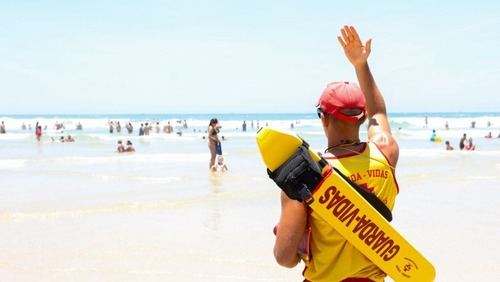 Bombeiros salvam quase 350 vítimas de afogamento durante o Carnaval no litoral paulista