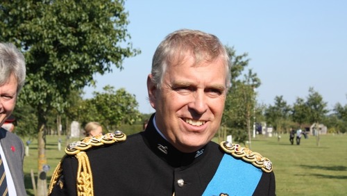 Polícia do Reino Unido prende ex-príncipe Andrew, irmão do rei Charles III