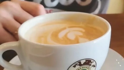 Geração Z impulsiona consumo de café gelado e cria festas sem álcool