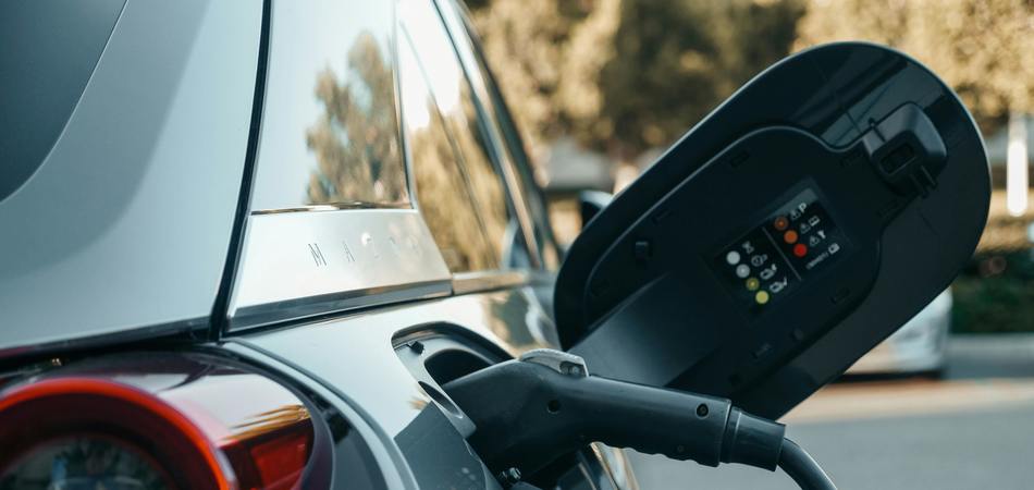 Governo de SP sanciona lei que permite instalação de carregadores de carros elétricos em condomínios