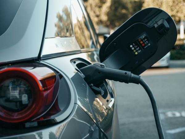 Governo de SP sanciona lei que permite instalação de carregadores de carros elétricos em condomínios