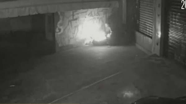 Vídeo: homem ateia fogo em mulher em situação de rua em SP