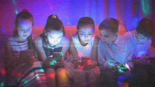 Uso precoce de celular aumenta em 30% risco de depressão em crianças