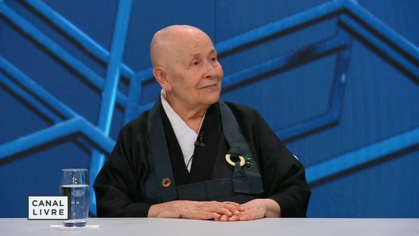 Monja Coen critica consumismo e alerta: “Excesso nos torna prisioneiros”