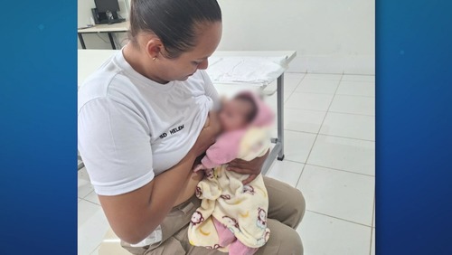 Policial amamenta bebê abandonada pela mãe em bueiro em Minas Gerais